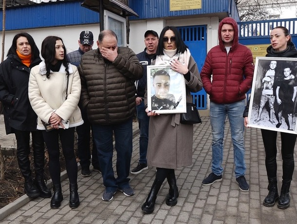 Двойное убийство в Фалештах: подсудимый может избежать наказания, родственники погибших вышли на акцию протеста
