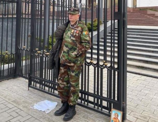 Ветеран войны на Днестре привязал себя к президентуре в знак протеста