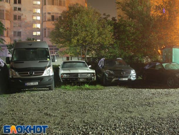 Самый передовой лимузин СССР нынче гниет в окружении Mercedes-ов на буюканской парковке