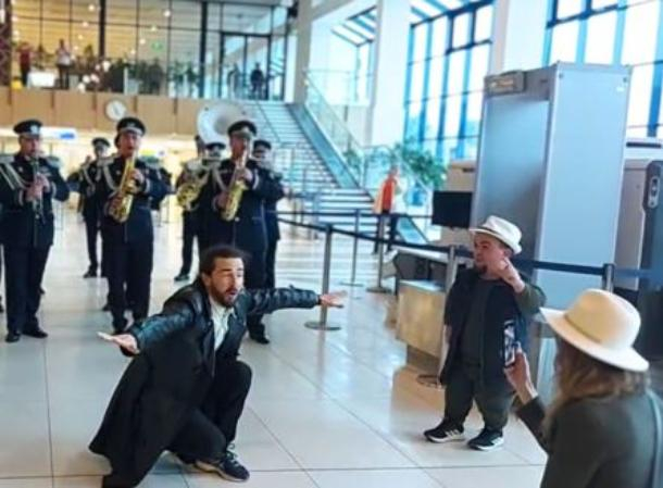 Оркестр Погранполиции с почестями встретил Пашу Парфени в аэропорту