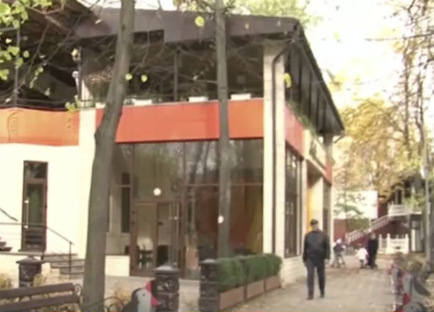 «Коррупция процветает!»: жителей Бельц возмутили бары в детском парке