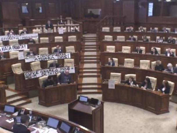 Сегодня парламент продлил ЧП в Молдове