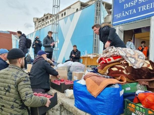 Это издевательство над своими же! Некоторые беженцы затариваются за счет Молдовы бесплатными товарами и уезжают обратно домой