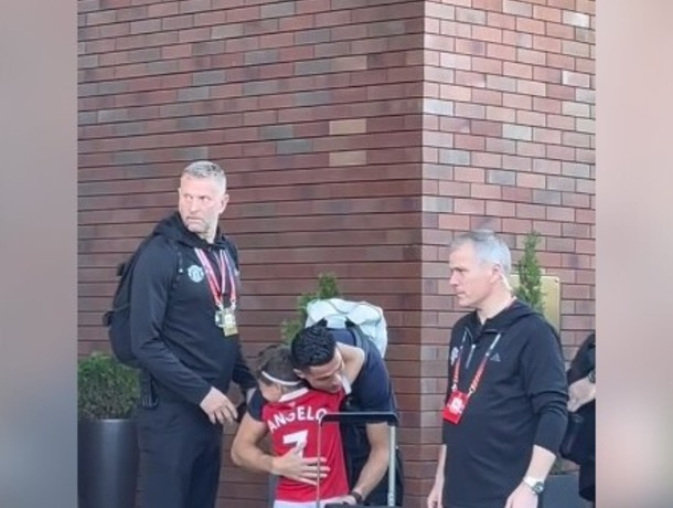 Роналду обнял ребенка из Кишинева, выходя из отеля, и расписался на его футболке