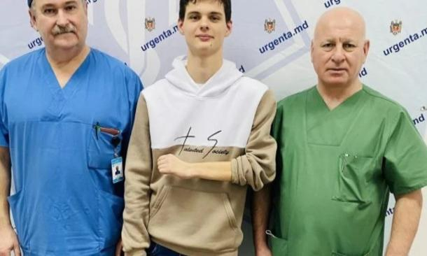 Уникальная операция в Молдове: Юноше пришили руку, которую ему оторвало в ДТП 8 лет назад