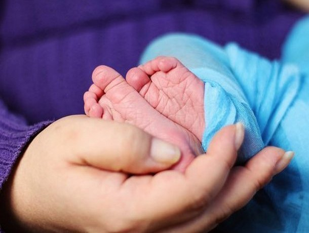 Женщина родила ребенка на остановке в Кагуле: младенца пришлось спасать
