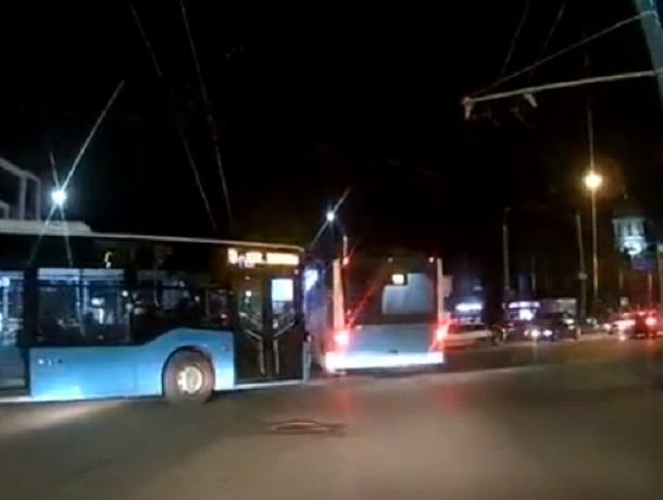 В Кишиневе новые автобусы с трудом избежали столкновения друг с другом