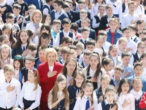 Башкан Гагаузии спела гимн вместе с полутора тысячами школьников