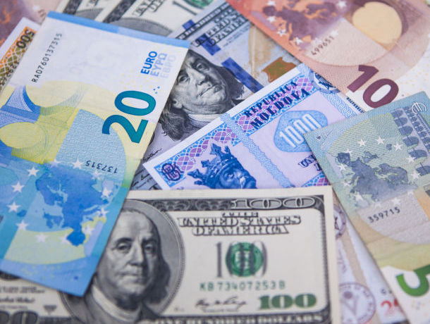 Доллар дешевеет, евро продолжает расти: курсы валют на выходные
