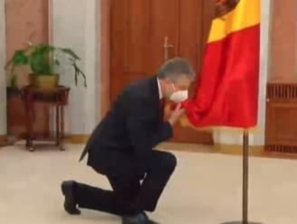 Олег Серебрян вступил в должность министра, поцеловав флаг Молдовы через маску