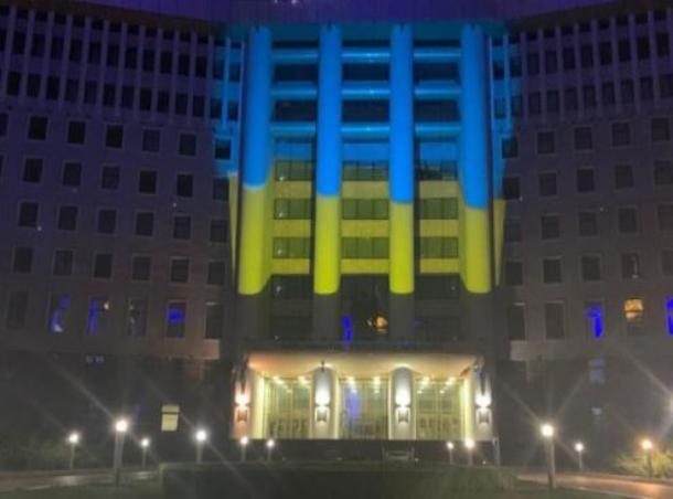 Парламент Молдовы подсветили цветами флага Украины
