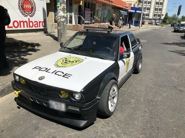 В Кишиневе водитель раскрасил свою BMW в цвета полиции и повесил на машину проблесковые маячки