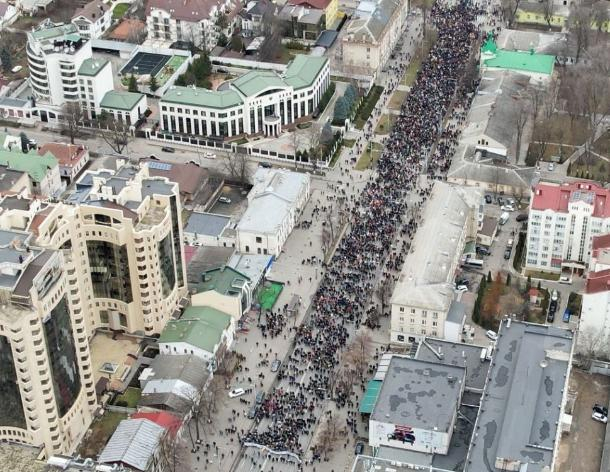 «Долой»! В центре Кишинева прошел многотысячный антиправительственный протест