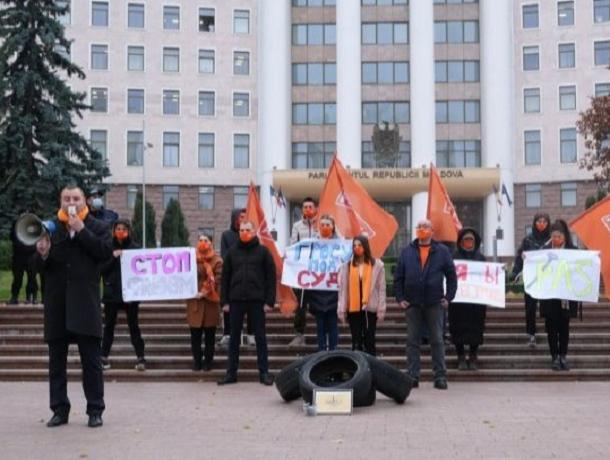 Партия «Наши» провела флешмоб с гвоздями перед зданием парламента в поддержку «сепаратистов Гросу»