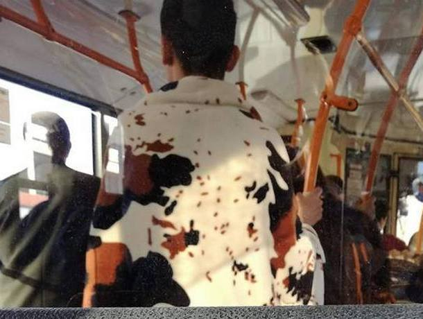 Голые ноги парня в женском халате в столичном троллейбусе насмешили горожан