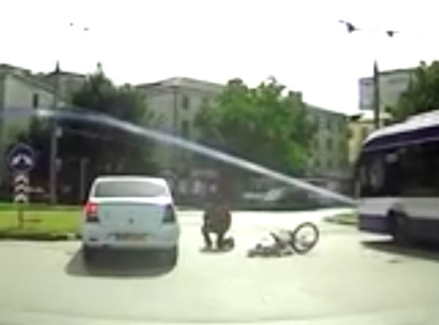 «Бесстрашный» велосипедист протаранил автомобиль такси в Кишиневе