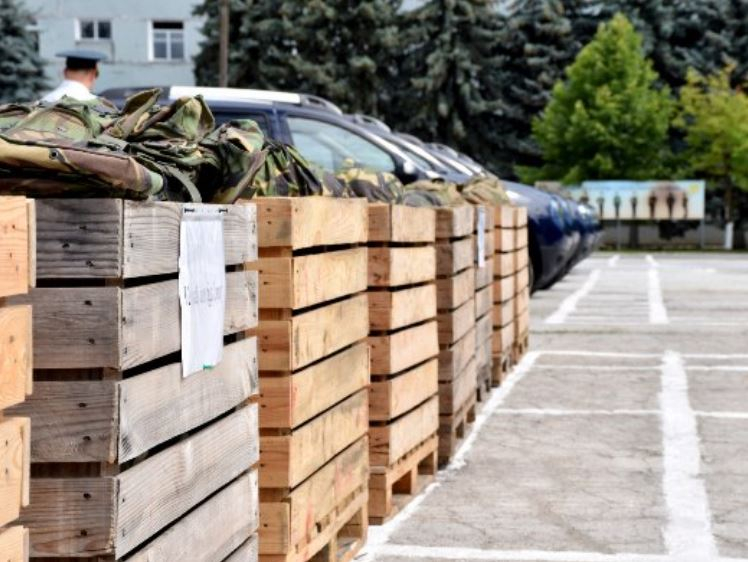 Румыния подарила армии Молдовы внедорожники, каски и бронежилеты