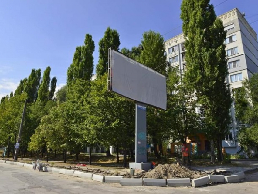 В Кишиневе в ходе ремонта улиц демонтируют рекламные щиты