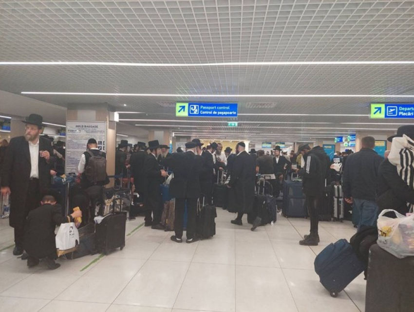 Паломники изгадили аэропорт Кишинева: сначала обделались у самолета, потом - в автобусе