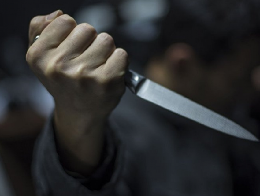 В Кишиневе мужчина ударил ножом в спину пожилую мать