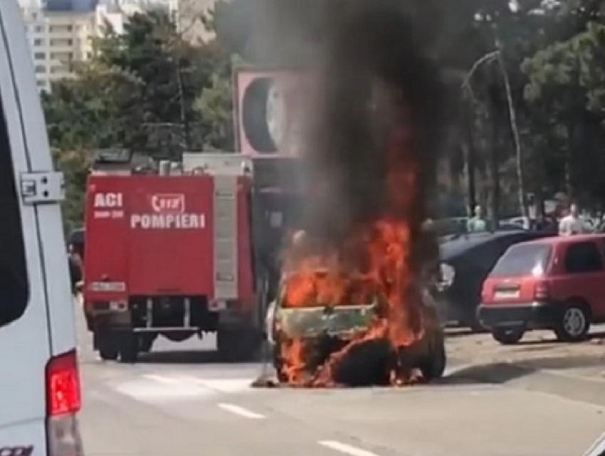 В Кишиневе автомобиль полностью выгорел прямо посреди трассы