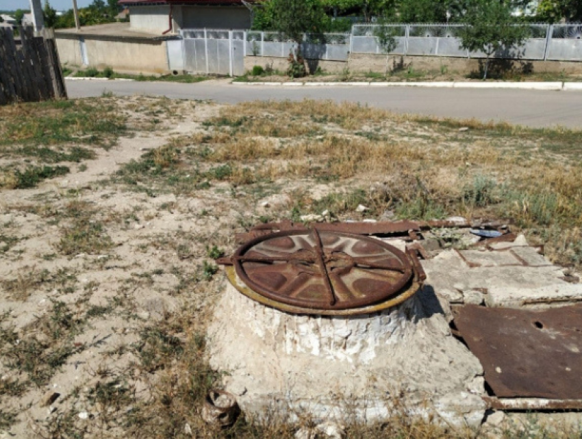 В селе Копчак кто-то ворует канализационные люки – украдено уже более 20 штук