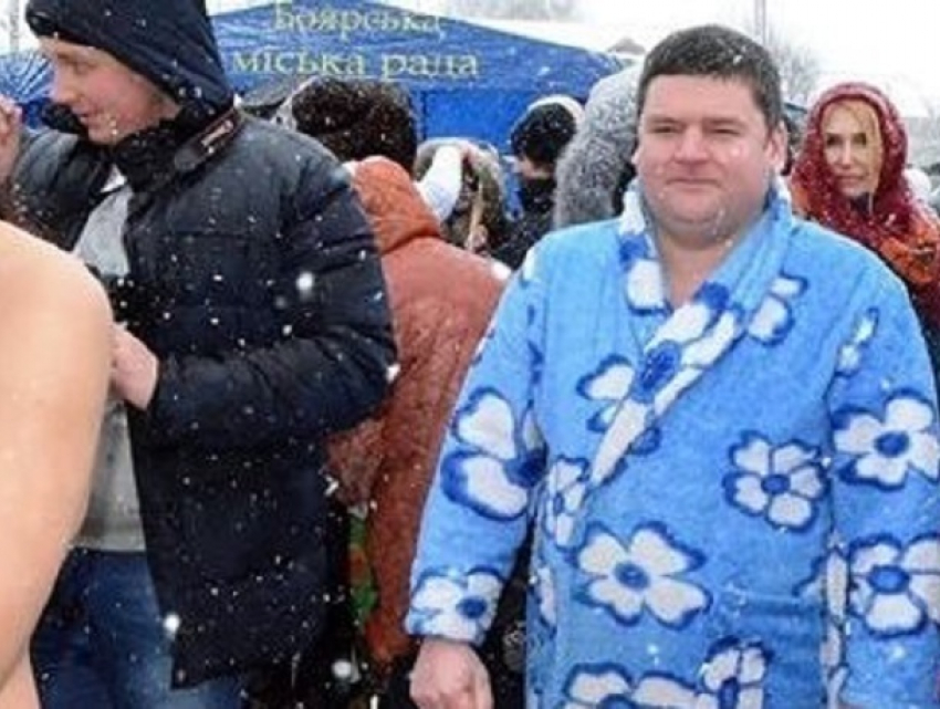 Мэр довел украинцев до слез, появившись у проруби в женском халате в цветочек 