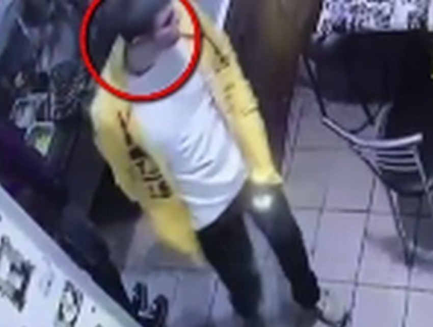 Дерзкая кража мобильного телефона в столичном кафе попала на видео 