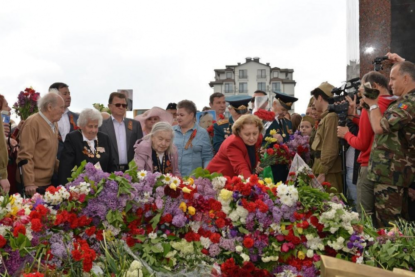 Участники Марша Победы возложили цветы к Вечному огню