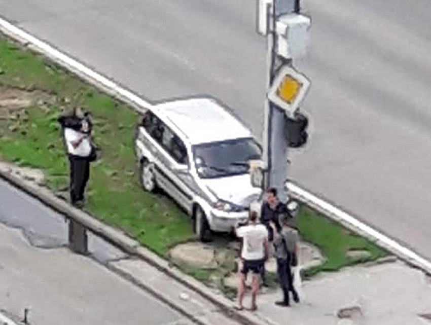 Столб преградил дорогу залетевшему на газон водителю в Кишиневе