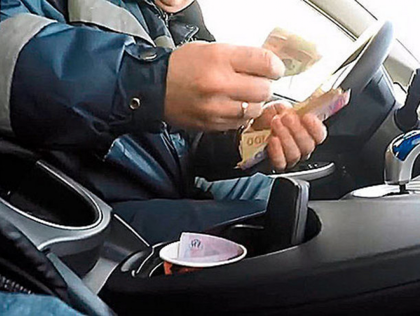 Мужчина попытался откупиться от патрульных полицейских, но был схвачен в Басарабяске