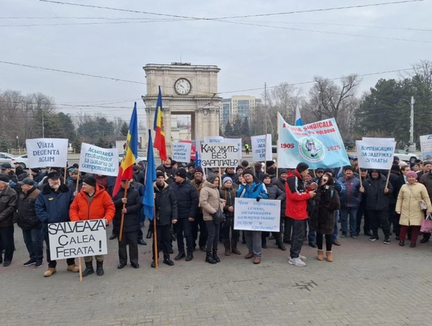 Железнодорожники снова протестуют: Мы голодаем, а власти молчат