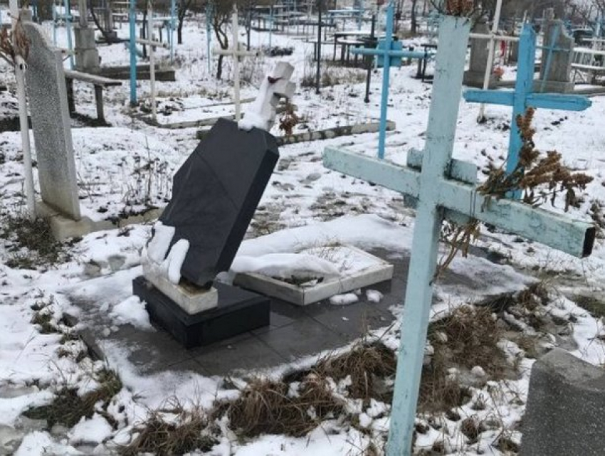За информацию о вандалах, осквернивших кладбище в Кэрпиненах, предложено вознаграждение