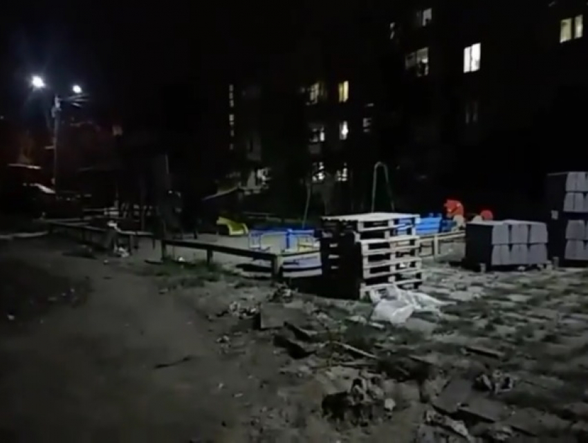 Реконструкция двора в Кишиневе изрядно затянулась - жильцы возмущены