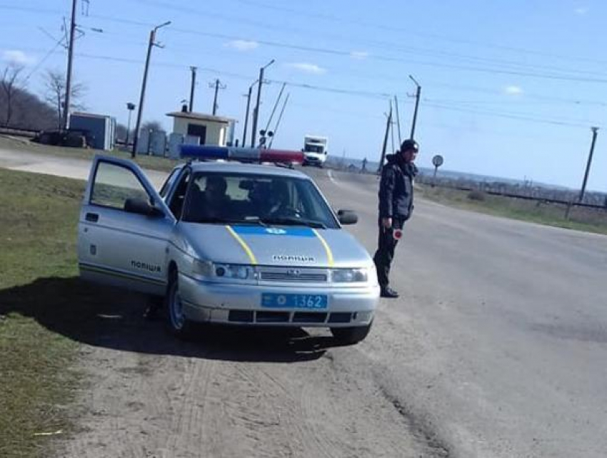 Украинские полицейские предложили подвезти молдаванина до банкомата, чтобы тот дал взятку