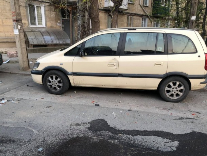 И фургон не украли, и другие авто повредили - в центре Кишиневе едва не произошла кража 