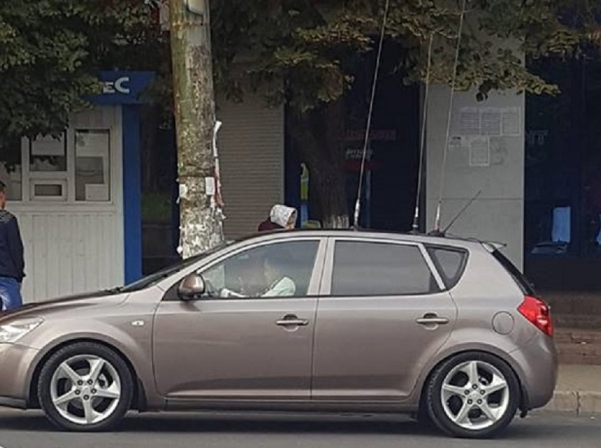 «Шпионскую румынскую машину» с удивительными антеннами высмеяли жители Кишинева 