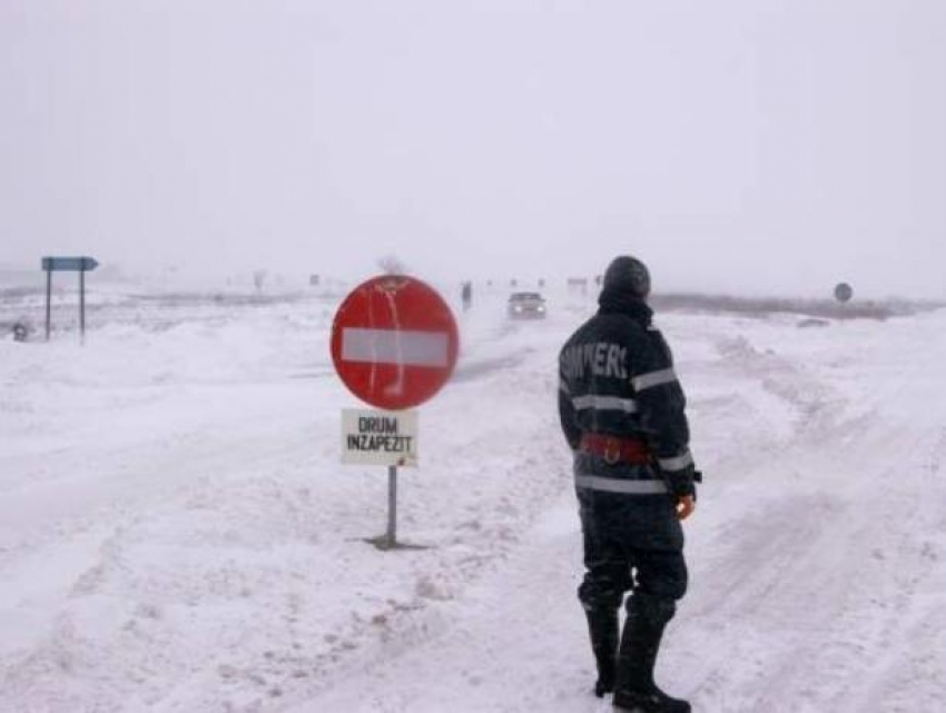 Дороги в стране заснежены и местами покрыты льдом