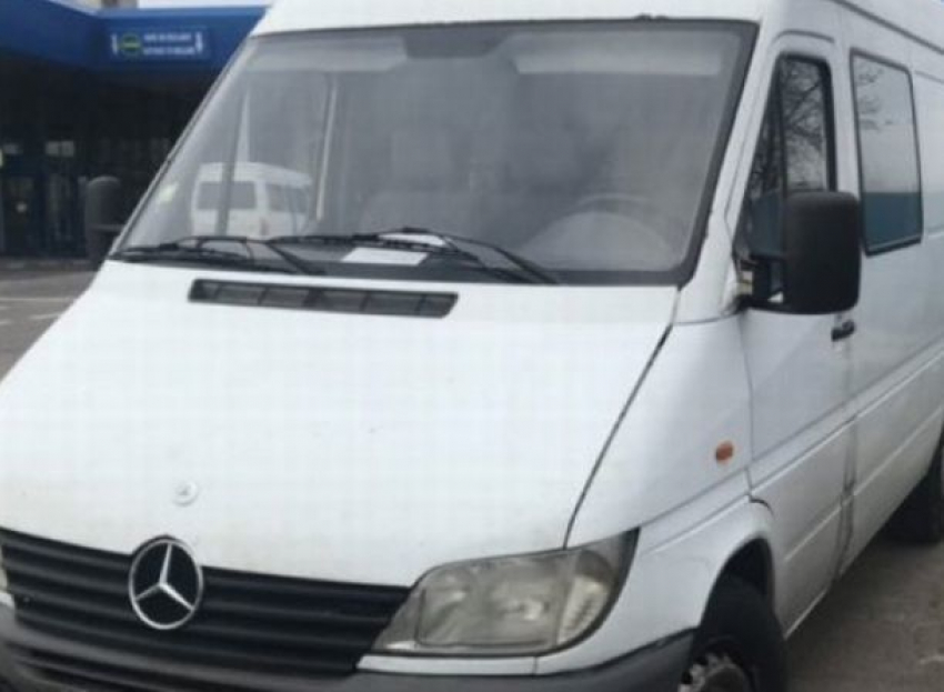 42-летний молдаванин остался без микроавтобуса, доехав до границы с Румынией - его конфисковали