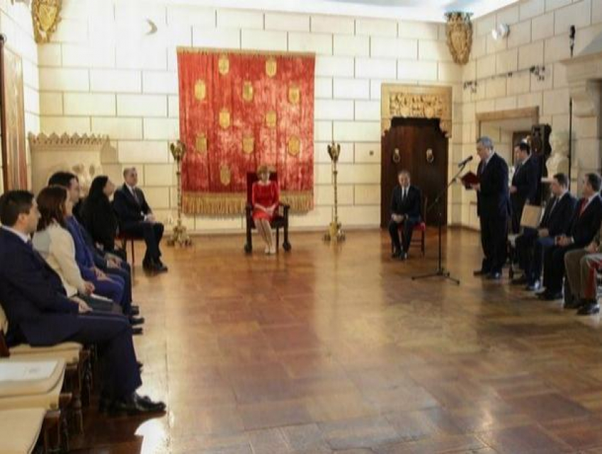 Канду награждает румын – спикер вручил высшую награду РМ Королевской семье Румынии 