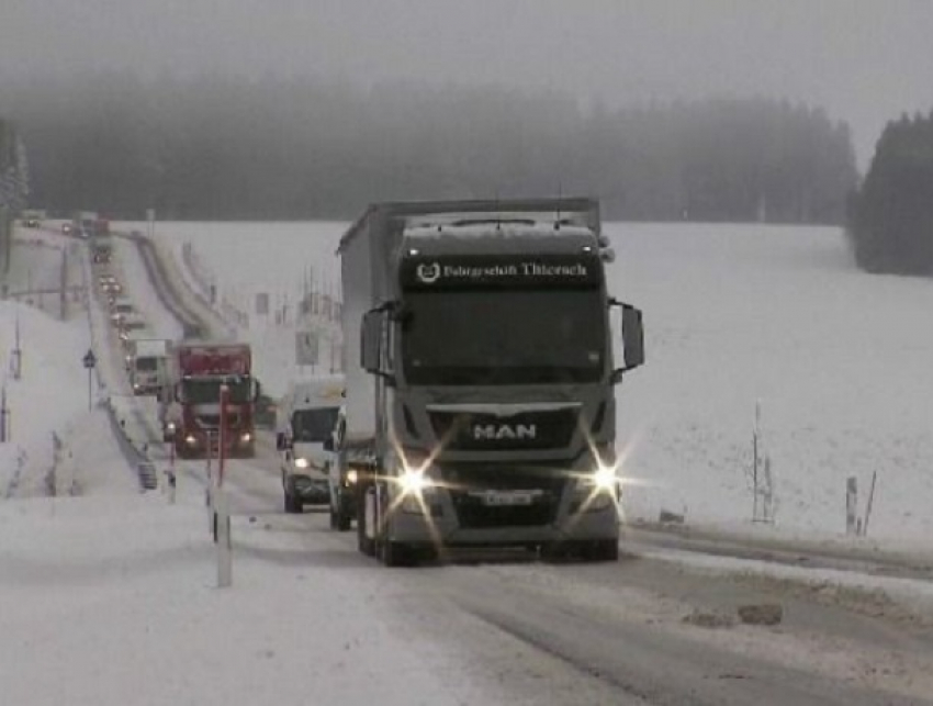 Сильнейший снегопад создал грандиозные пробки на трассах и оставил без света тысячи жителей Молдовы