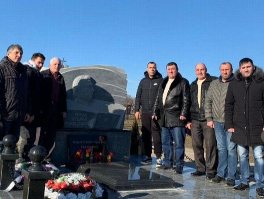 В Гагаузии торжественно почтили память Степана Топала - первого президента Гагаузской республики