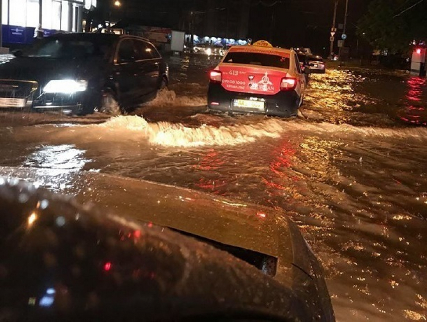 Ливень спровоцировал транспортный коллапс в Кишиневе: улицы превратились в бурные реки