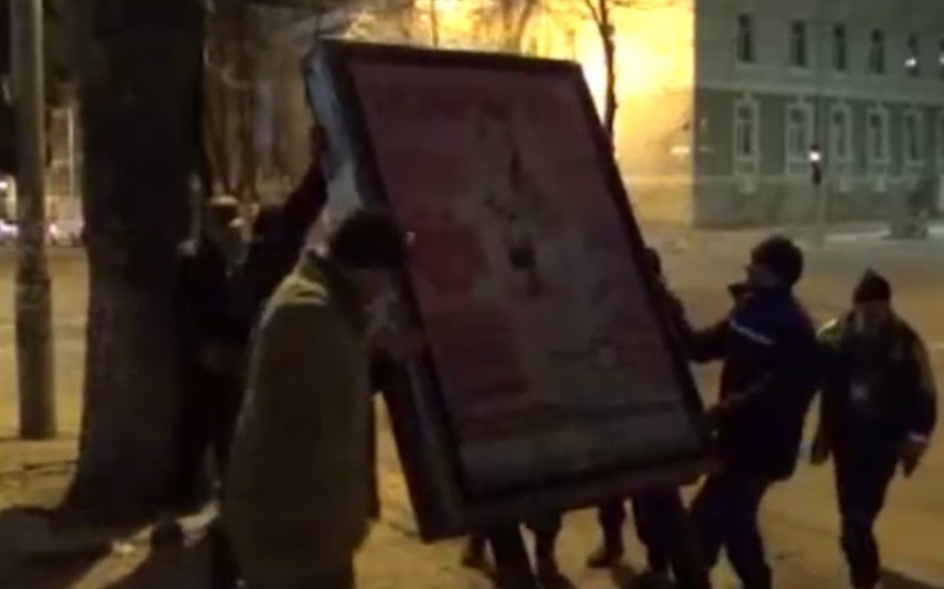 В центре Кишинева продолжают демонтаж рекламных панно