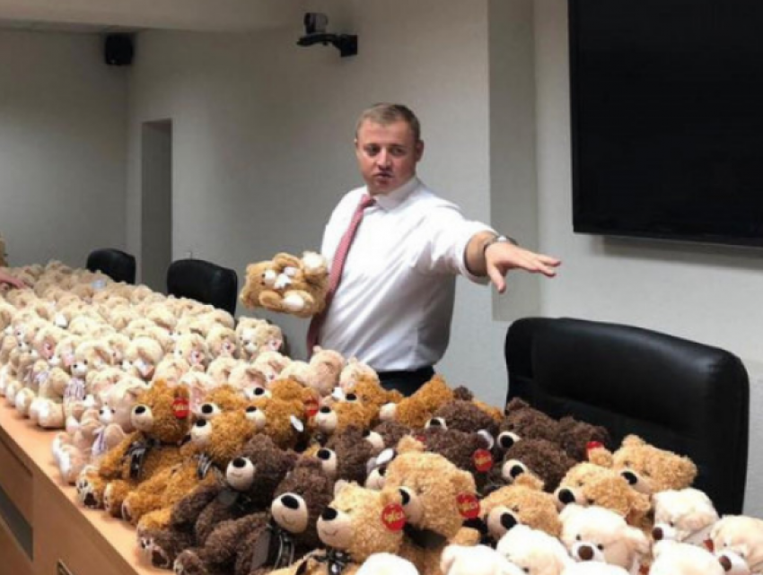 Полковник полиции Георгий Кавкалюк принес плюшевых медведей на телепередачу
