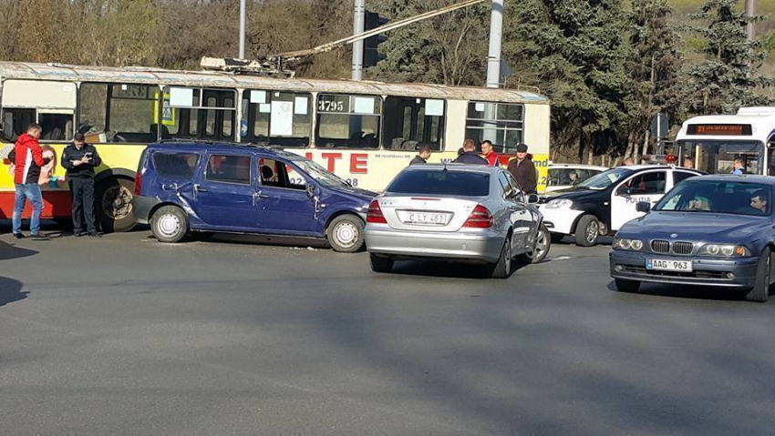 В Кишиневе произошло ДТП с участием троллейбуса 
