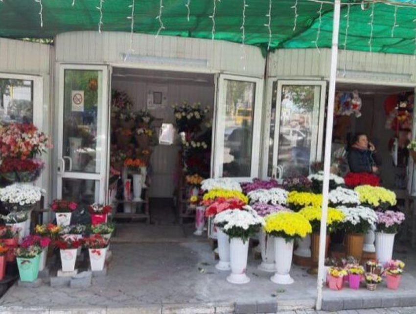 В Кишинёве мужчина начал стрелять из пистолета вследствие конфликта с продавщицей цветов