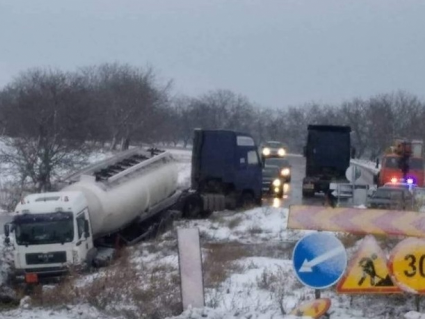 Под Теленештами столкнулись два огромных грузовика 