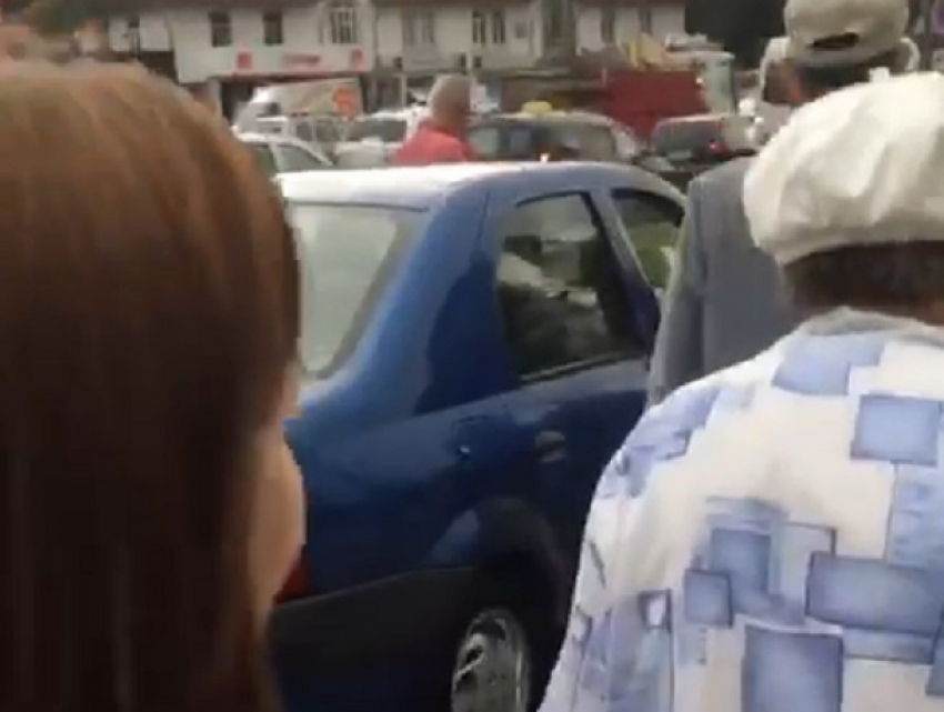 Чудовищный автохам объехал пробку по тротуару с пешеходами в Кишиневе и стал героем видео 