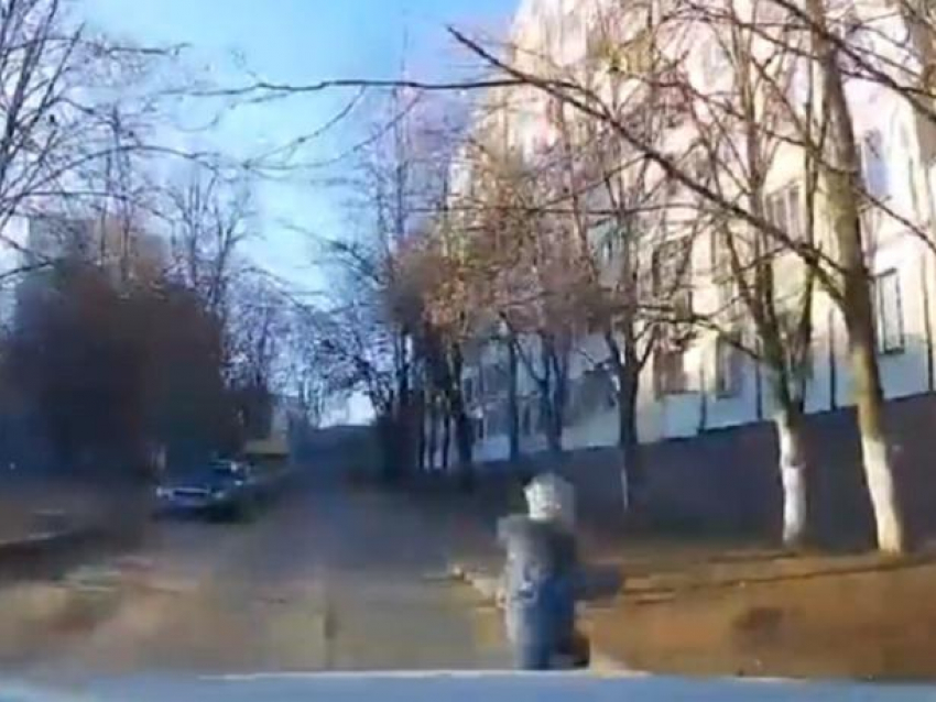 В Кишиневе водитель чудом избежал наезда на перебегавшего дорогу ребенка